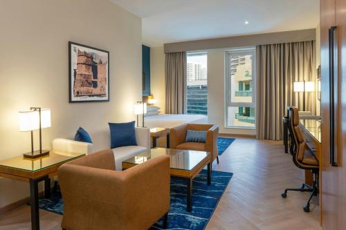 Estudio Deluxe con cama grande del hotel Four Points by Sheraton Bur Dubai. Foto 1