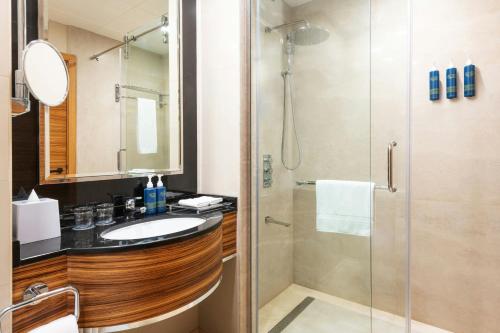 Estudio Deluxe con cama grande del hotel Four Points by Sheraton Bur Dubai. Foto 5