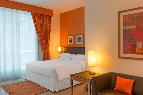 Studio, 1 King with complimentary shuttle service to Dubai Mall & Kite Beach del hotel Four Points by Sheraton Bur Dubai. Foto 1