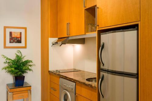Studio, 1 King with complimentary shuttle service to Dubai Mall & Kite Beach del hotel Four Points by Sheraton Bur Dubai. Foto 3