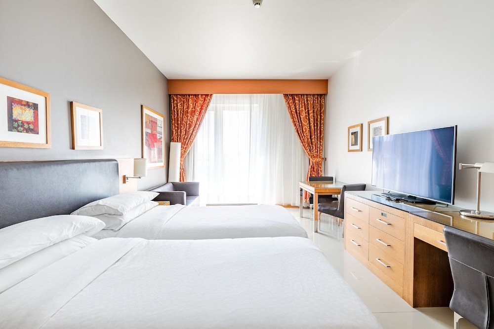 Habitación clásica, 2 camas individuales del hotel Four Points by Sheraton Bur Dubai. Foto 4