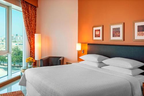 1 Bedroom Suite, 1 King with complimentary shuttle service to Dubai Mall & Kite Beach del hotel Four Points by Sheraton Bur Dubai. Foto 1