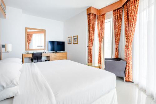 1 Bedroom Suite, 1 King with complimentary shuttle service to Dubai Mall & Kite Beach del hotel Four Points by Sheraton Bur Dubai. Foto 2