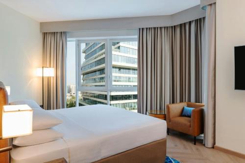 1 Bedroom Suite, 1 King with complimentary shuttle service to Dubai Mall & Kite Beach del hotel Four Points by Sheraton Bur Dubai. Foto 3