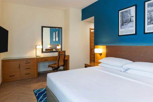 1 Bedroom Suite, 1 King with complimentary shuttle service to Dubai Mall & Kite Beach del hotel Four Points by Sheraton Bur Dubai. Foto 4