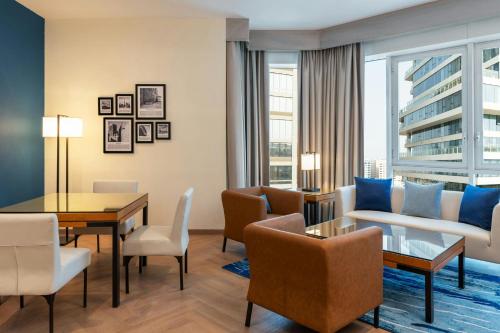 1 Bedroom Suite, 1 King with complimentary shuttle service to Dubai Mall & Kite Beach del hotel Four Points by Sheraton Bur Dubai. Foto 7
