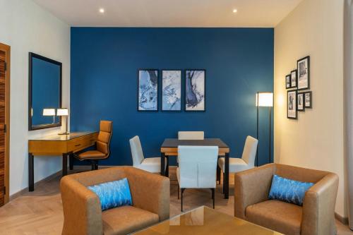 1 Bedroom Suite, 1 King with complimentary shuttle service to Dubai Mall & Kite Beach del hotel Four Points by Sheraton Bur Dubai. Foto 8