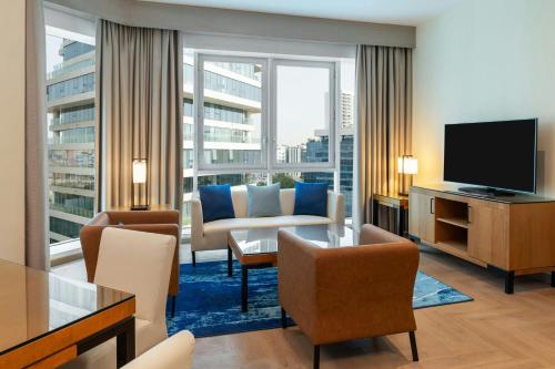 1 Bedroom Suite, 1 King with complimentary shuttle service to Dubai Mall & Kite Beach del hotel Four Points by Sheraton Bur Dubai. Foto 9
