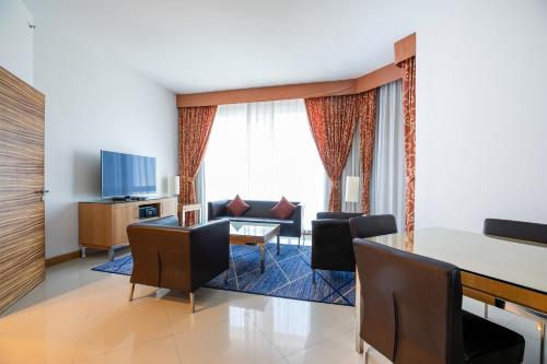 1 Bedroom Suite, 1 King with complimentary shuttle service to Dubai Mall & Kite Beach del hotel Four Points by Sheraton Bur Dubai. Foto 10