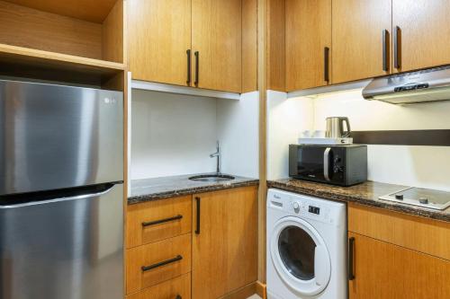 1 Bedroom Suite, 1 King with complimentary shuttle service to Dubai Mall & Kite Beach del hotel Four Points by Sheraton Bur Dubai. Foto 11