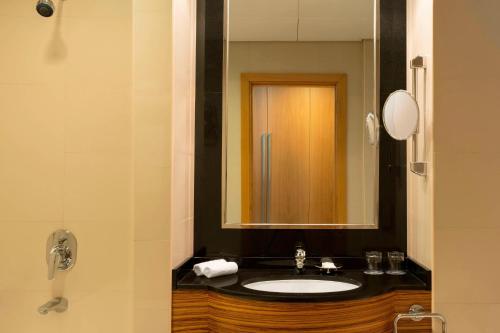 1 Bedroom Suite, 1 King with complimentary shuttle service to Dubai Mall & Kite Beach del hotel Four Points by Sheraton Bur Dubai. Foto 13