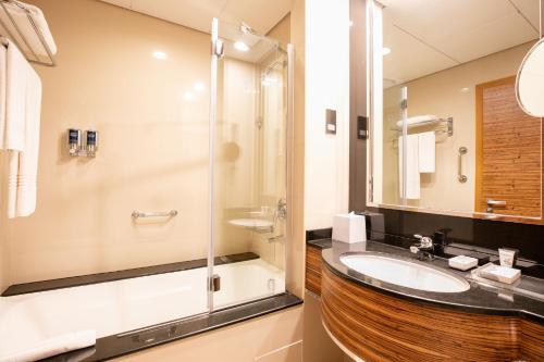 1 Bedroom Suite, 1 King with complimentary shuttle service to Dubai Mall & Kite Beach del hotel Four Points by Sheraton Bur Dubai. Foto 14