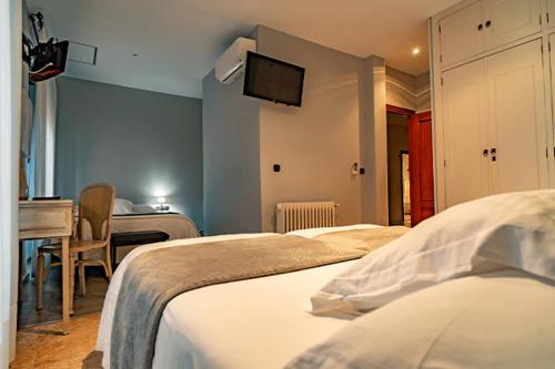 Habitación Cuádruple del hotel Alfonso Ix. Foto 1