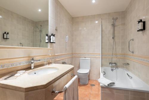 Habitación Doble con cama supletoria y aparcamiento del hotel Dorma Alfonso VIII. Foto 1