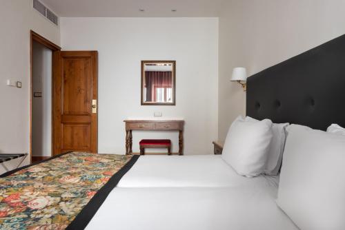 Habitación Doble con cama supletoria y aparcamiento del hotel Dorma Alfonso VIII. Foto 2