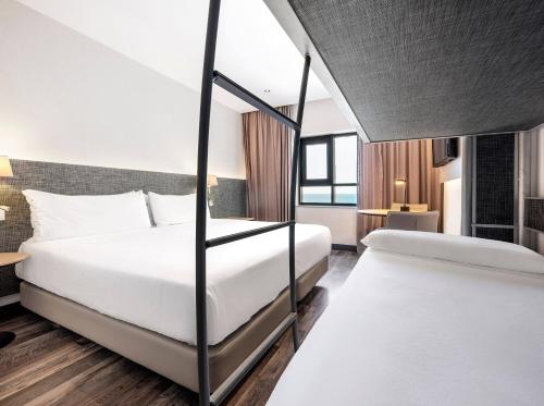 Habitación Familiar con vistas al mar del hotel Cadiz Paseo del Mar Affiliated By Meliá