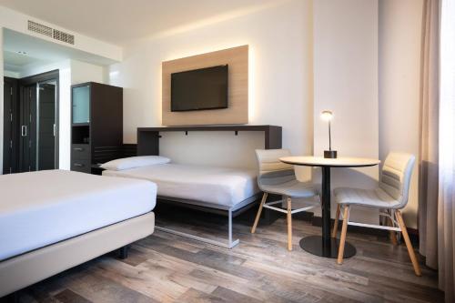 Habitación Triple del hotel Cadiz Paseo del Mar Affiliated By Meliá. Foto 2