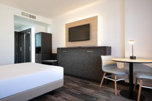 Habitación Triple del hotel Cadiz Paseo del Mar Affiliated By Meliá. Foto 3