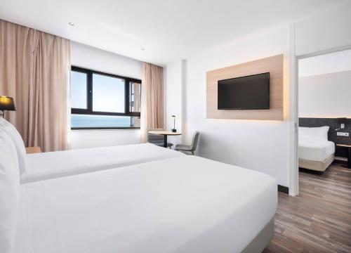 Habitación Superior de dos dormitorios comunicados con vistas al mar del hotel Cadiz Paseo del Mar by Melia. Foto 2