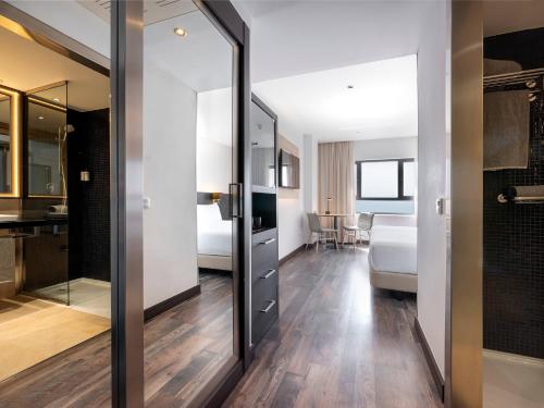 Habitación Superior de dos dormitorios comunicados con vistas al mar del hotel Cadiz Paseo del Mar by Melia. Foto 5