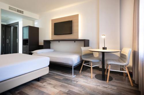 Habitación Triple del hotel Cadiz Paseo del Mar Affiliated By Meliá. Foto 3