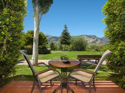 Habitación Triple con vistas al jardín del hotel Fuerte Grazalema