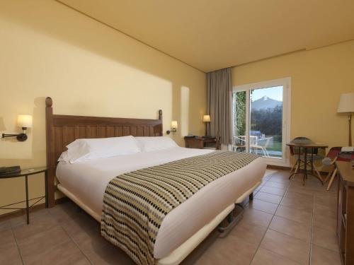 Habitación Triple con vistas al jardín del hotel Fuerte Grazalema. Foto 1