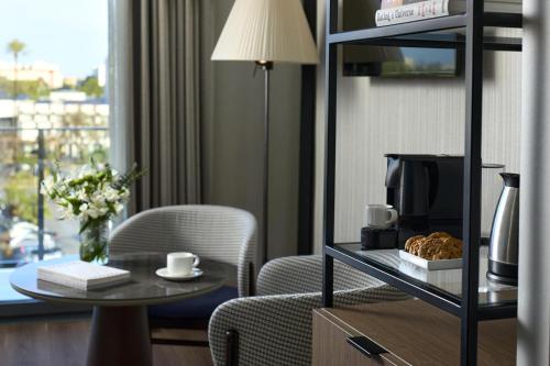 Habitación Superior de estilo nuevo con terraza del hotel Nh Avenida Jerez. Foto 2