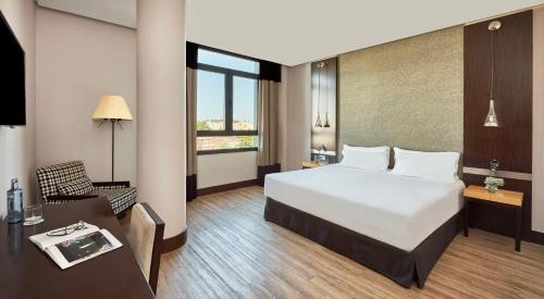 Habitación Doble Superior con terraza del hotel Nh Avenida Jerez. Foto 1