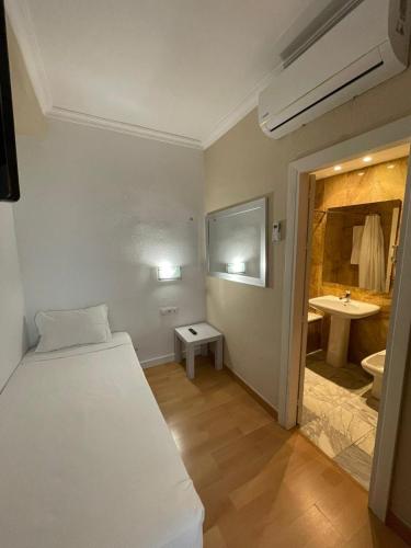 Habitación Individual del hotel Trafalgar. Foto 1