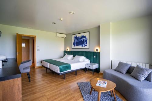Habitación Doble Estándar con vistas al mar - 1 o 2 camas del hotel Abba Comillas. Foto 8
