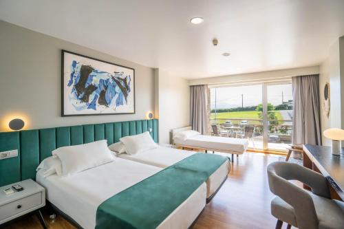 Habitación triple con balcón del hotel Abba Comillas. Foto 1