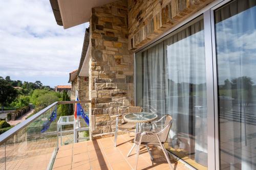 Habitación triple con balcón del hotel Abba Comillas. Foto 5