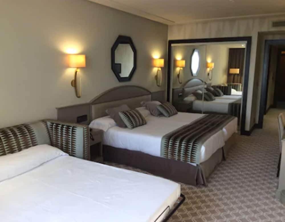 Habitación triple del hotel Bahia