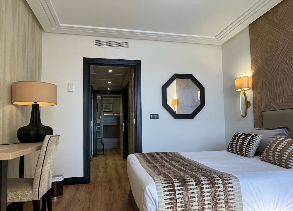 Habitación familiar, vistas al mar del hotel Bahia. Foto 4