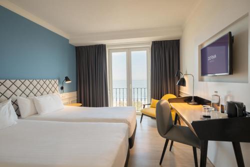 Habitación Doble Deluxe con balcón y vistas al mar del hotel Dorma Sardinero. Foto 1