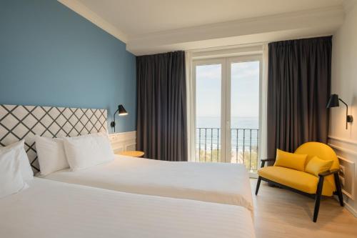 Habitación Doble Deluxe con balcón y vistas al mar del hotel Dorma Sardinero. Foto 2