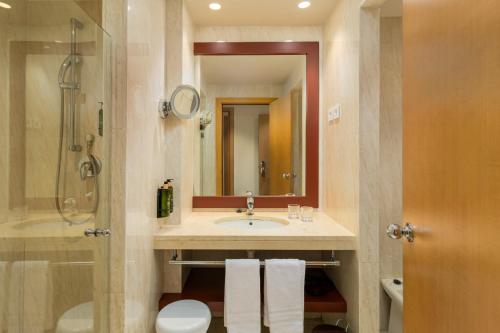 Estudio con 1 cama grande del hotel Puerta Santander. Foto 7