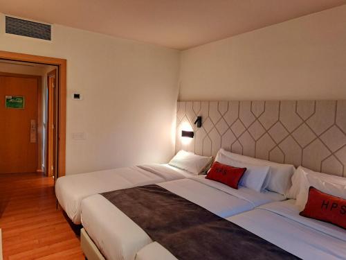 Habitación Doble con cama supletoria - 1 o 2 camas del hotel Puerta Santander. Foto 1