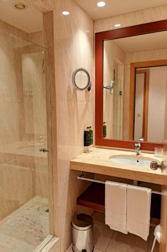 Habitación Doble con cama supletoria - 1 o 2 camas del hotel Puerta Santander. Foto 4