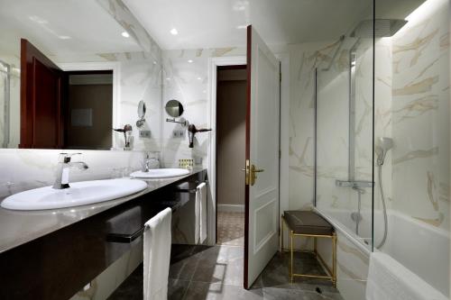 Habitación Doble Deluxe del hotel Eurostars Real. Foto 7
