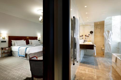 Habitación Doble Deluxe con cama supletoria del hotel Eurostars Real