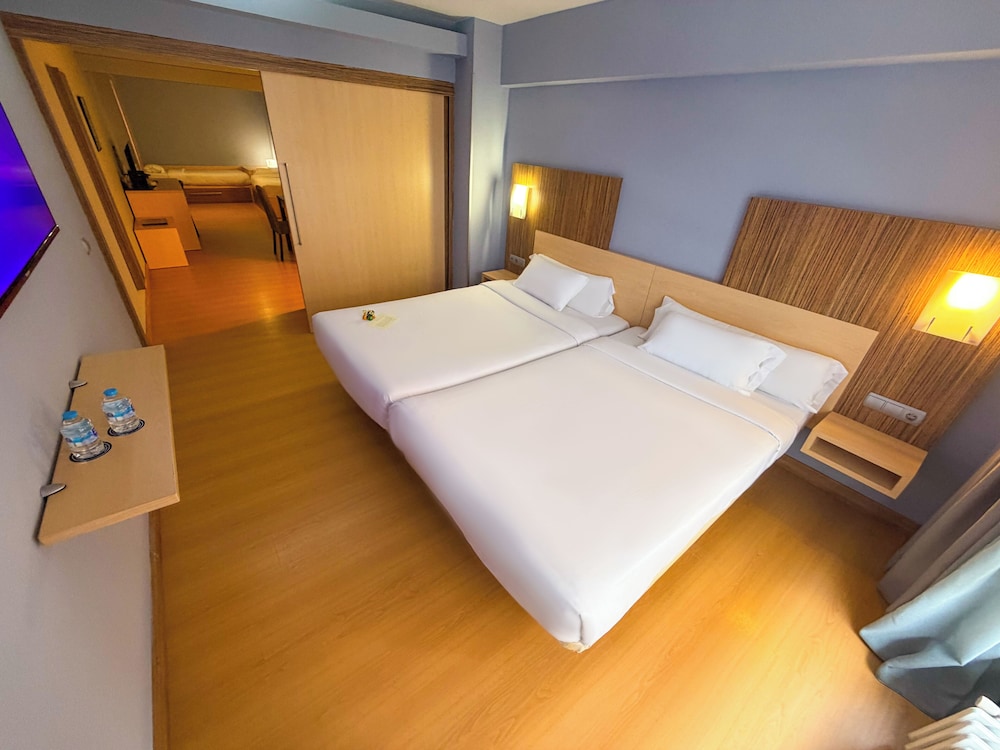 Suite, 4 camas individuales del hotel Faranda Express Alisas Santander