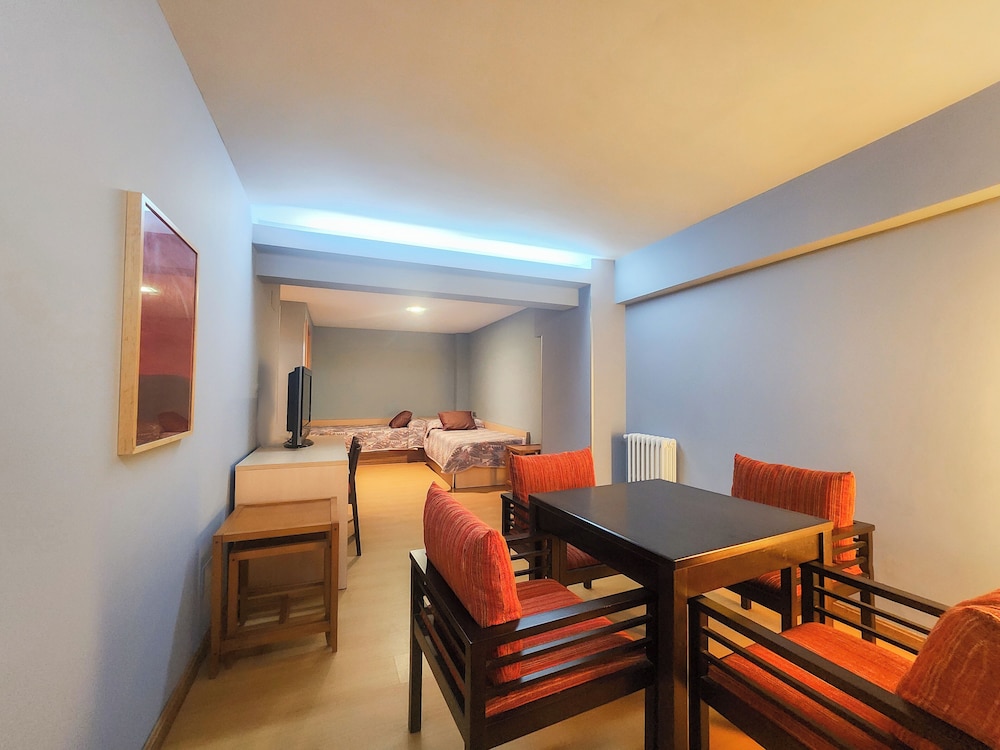 Suite, 4 camas individuales del hotel Faranda Express Alisas Santander. Foto 1