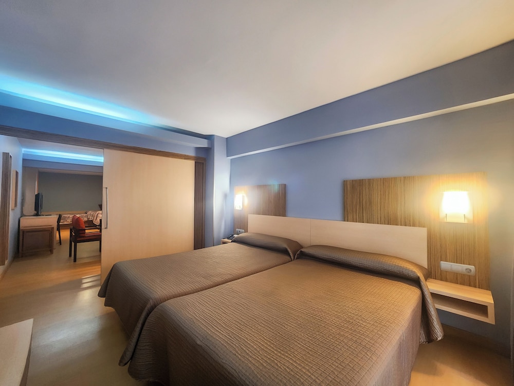 Suite, 4 camas individuales del hotel Faranda Express Alisas Santander. Foto 2