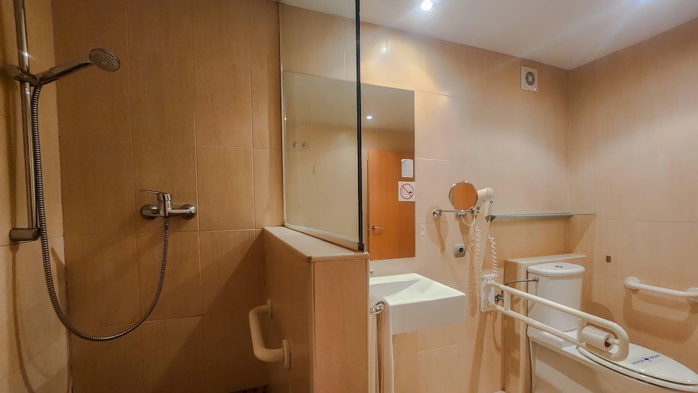 Suite, 4 camas individuales del hotel Faranda Express Alisas Santander. Foto 5