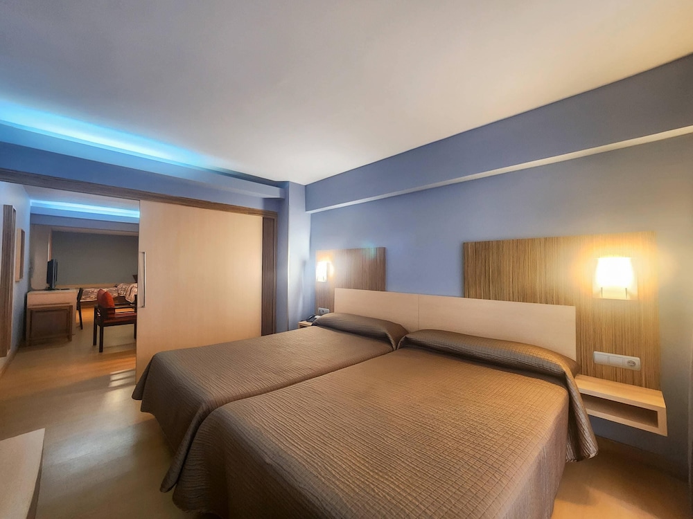 Suite, 4 camas individuales del hotel Faranda Express Alisas Santander. Foto 6