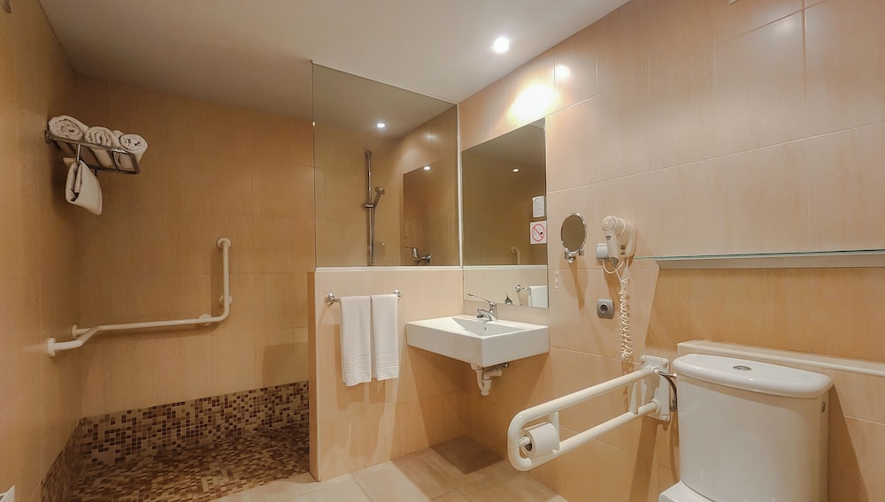 Suite, 4 camas individuales del hotel Faranda Express Alisas Santander. Foto 8