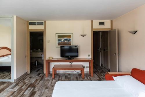 Habitación Triple del hotel Palacio del Mar. Foto 1