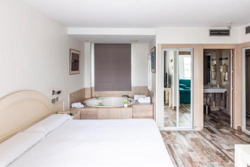 Suite con bañera de hidromasaje del hotel Palacio del Mar